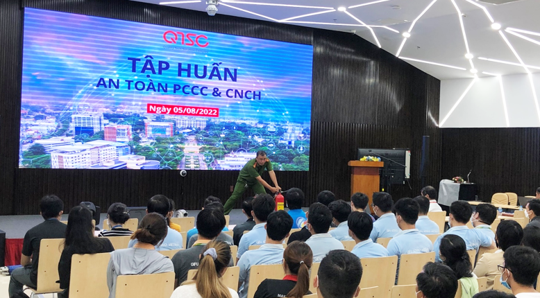 Báo cáo viên hướng dẫn cách sử dụng phương tiện chữa cháy đúng cách và an toàn