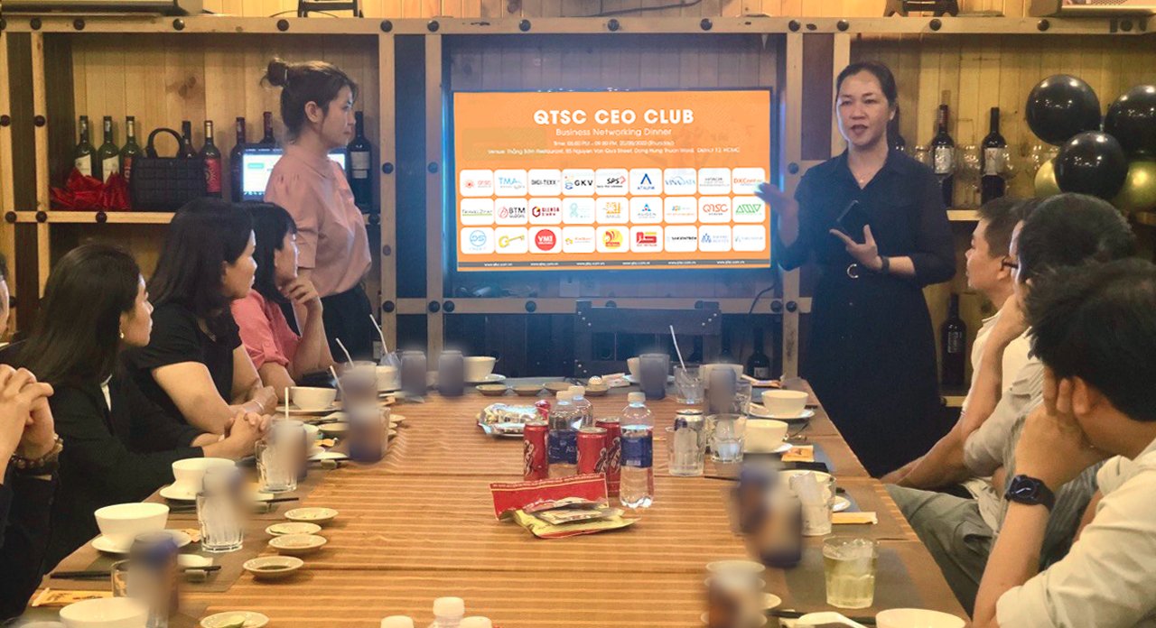 Ms. Pham Thi Kim Phuong, Deputy CEO of QTSC (R) reviewed its outstanding activities in the past time