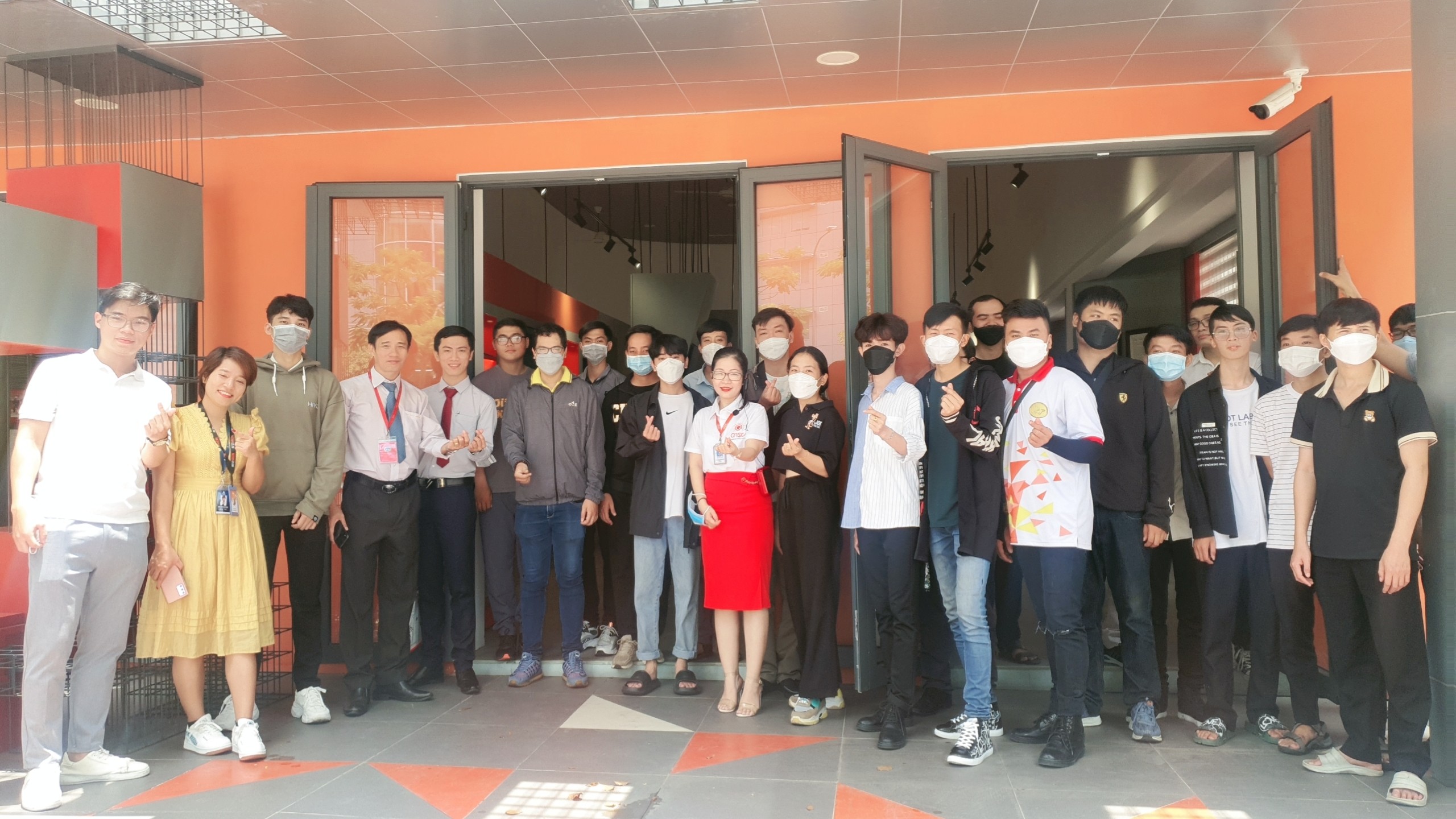 Sinh viên Khoa CNTT, Robot và Trí tuệ nhân tạo trường Đại học Bình Dương tham quan QTSC