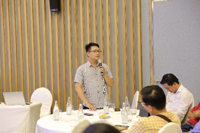 Các đại biểu, khách tham dự tham gia thảo luận, chia sẻ về công tác quản trị CNTT