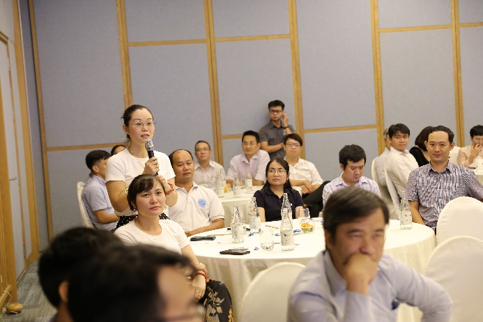 Các đại biểu, khách tham dự tham gia thảo luận, chia sẻ về công tác quản trị CNTT