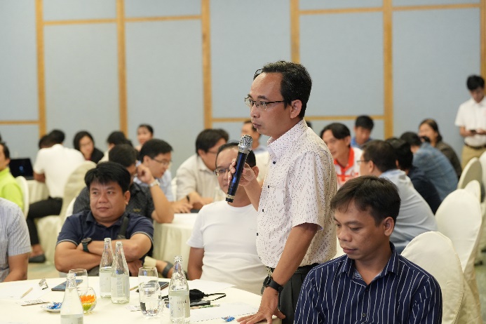 Các đại biểu, khách tham dự tham gia thảo luận, chia sẻ về công tác quản trị CNTT
