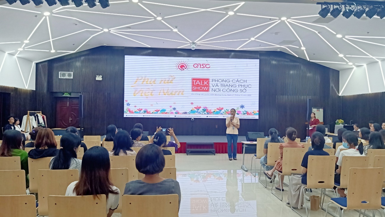 Bà Phạm Thị Kim Phượng, Phó giám đốc QTSC phát biểu chào mừng ngày Phụ nữ Việt Nam