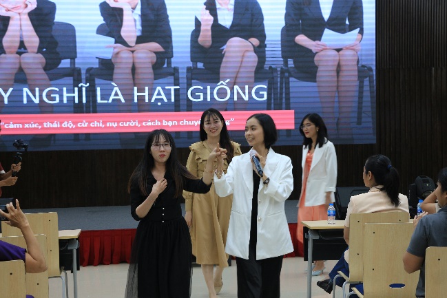 Tư vấn cách thay đổi trang phục phù hợp 3 dáng người chính và thực hành bài tập dáng đứng, bài tập đi chỉnh dáng để tự tin hơn