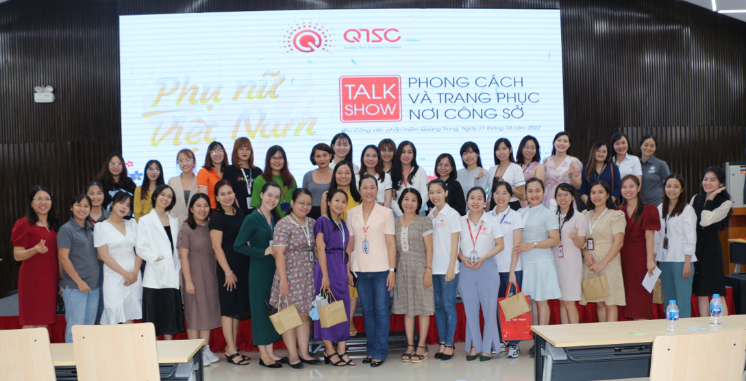 Khách tham dự cùng chụp hình lưu niệm kết thúc chương trình