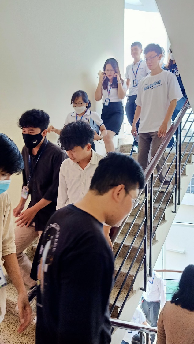 Người lao động khẩn trương di tản khỏi tòa nhà
