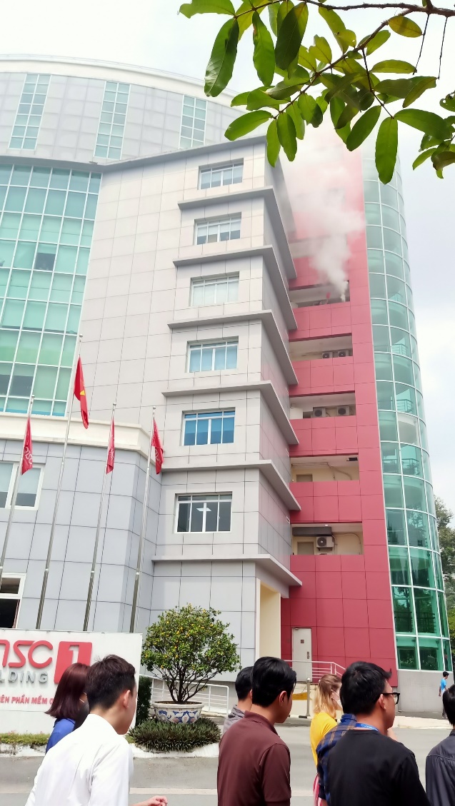 Tình huống một người lao động bị kẹt lại tại tầng 5 của tòa nhà
