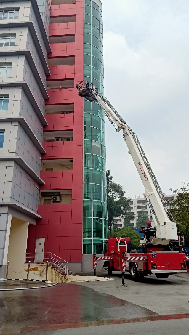 Giải cứu thành công người bị kẹt lại tại tầng 5 của tòa nhà