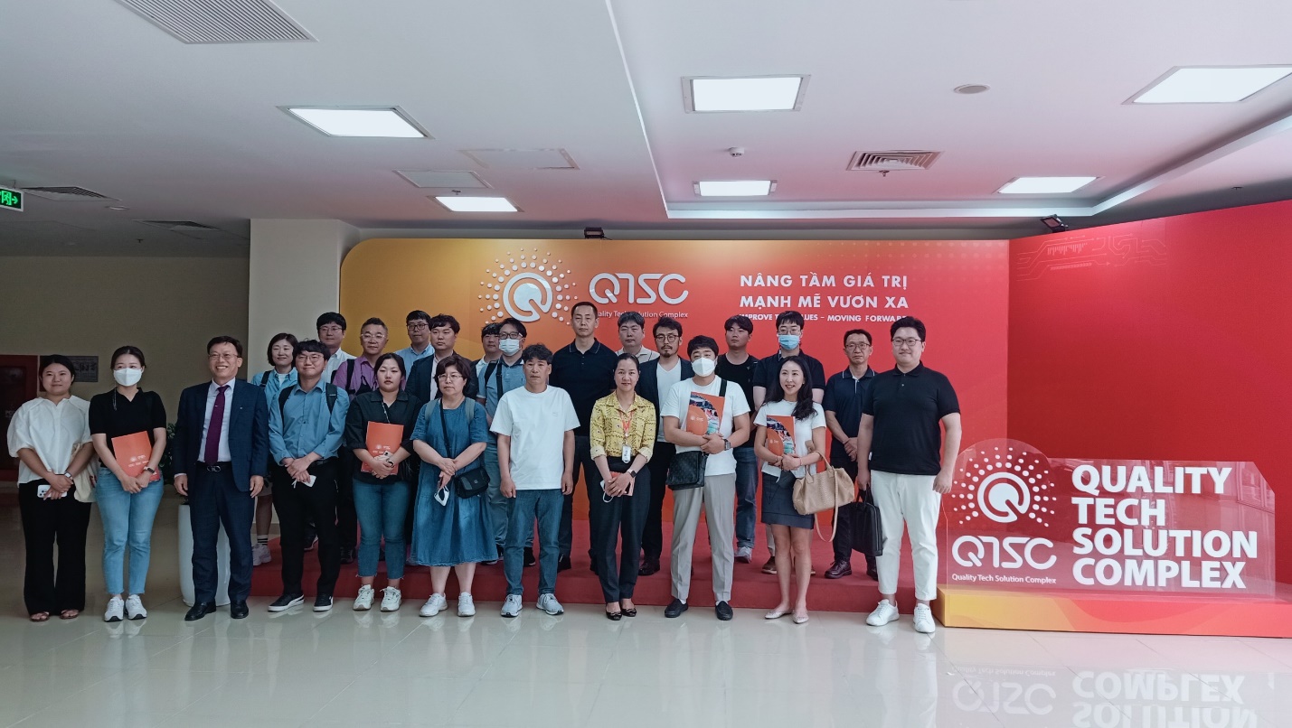 Đoàn doanh nghiệp chụp hình lưu niệm tại QTSC
