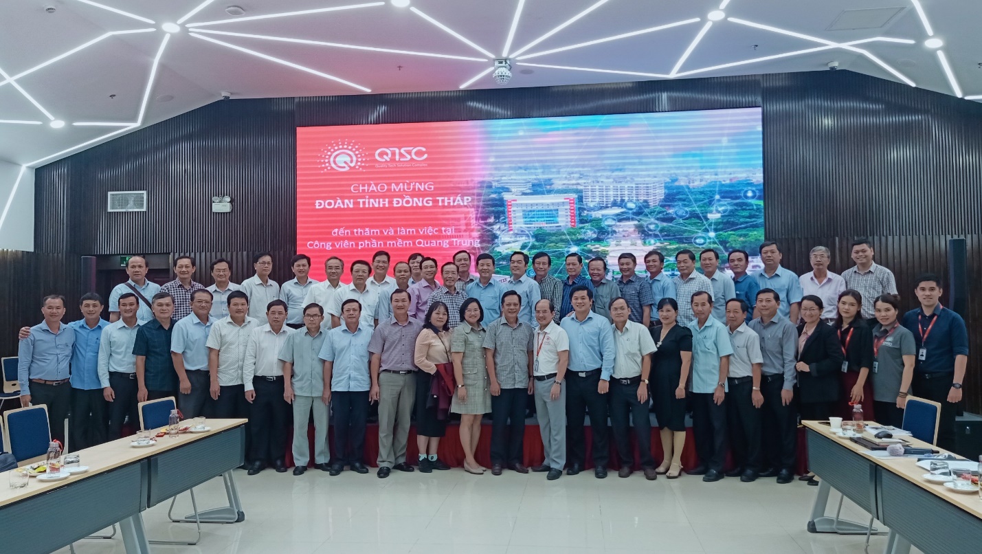 Đoàn chụp hình lưu niệm sau buổi làm việc