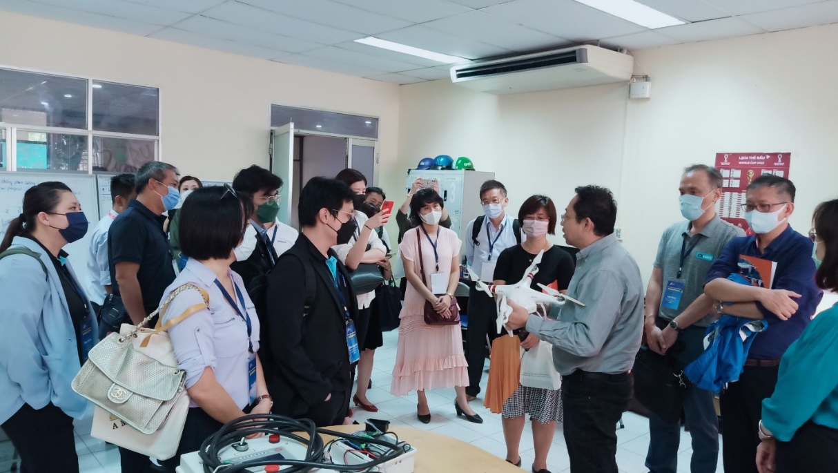 Ông Nguyễn Đình Uyên, Giám đốc công ty A&A giới thiệu các công nghệ nghiên cứu tại đây cho các doanh nghiệp