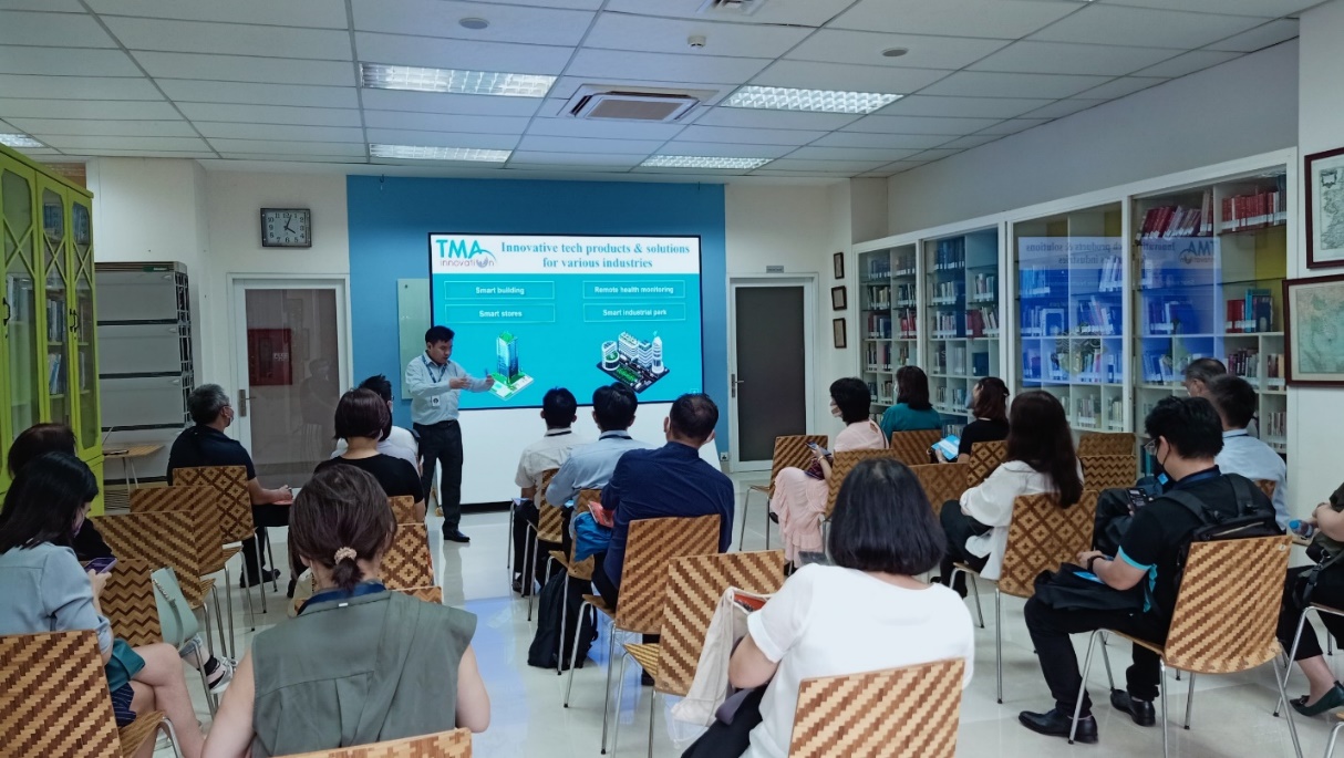 Ông Trần Phúc Hồng, Phó Tổng Giám đốc công ty TMA Solutions chia sẻ và trao đổi cùng đoàn doanh nghiệp