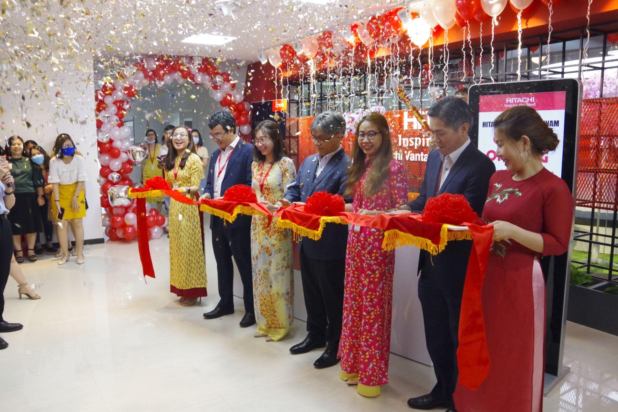 Đại diện ban lãnh đạo HVN trong buổi khánh thành văn phòng trụ sở Tòa nhà Helios – Khu Công viên phần mềm Quang Trung.