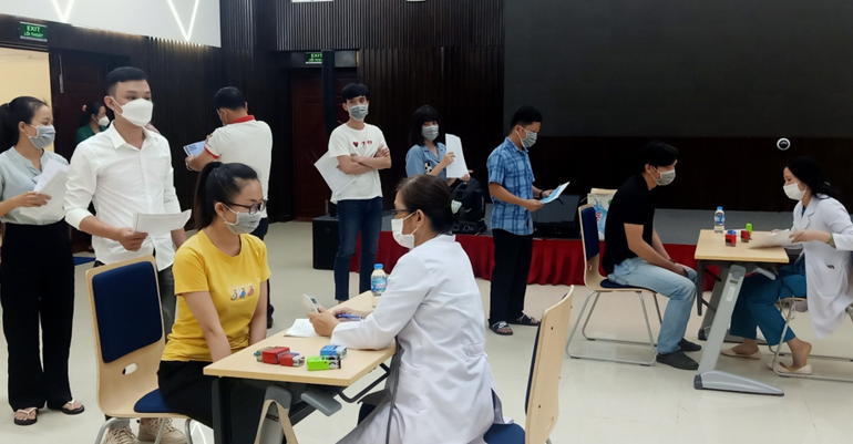 Nhằm tăng hiệu lực bảo vệ cơ thể, giúp cơ thể sản xuất đủ kháng thể chống lại virus SARS-CoV-2, QTSC đã phối hợp với Trung tâm Y tế Quận 12 tổ chức tiêm vắc xin phòng Covid-19 mũi bổ sung và mũi nhắc lại cho tất cả người lao động đang làm việc tại QTSC