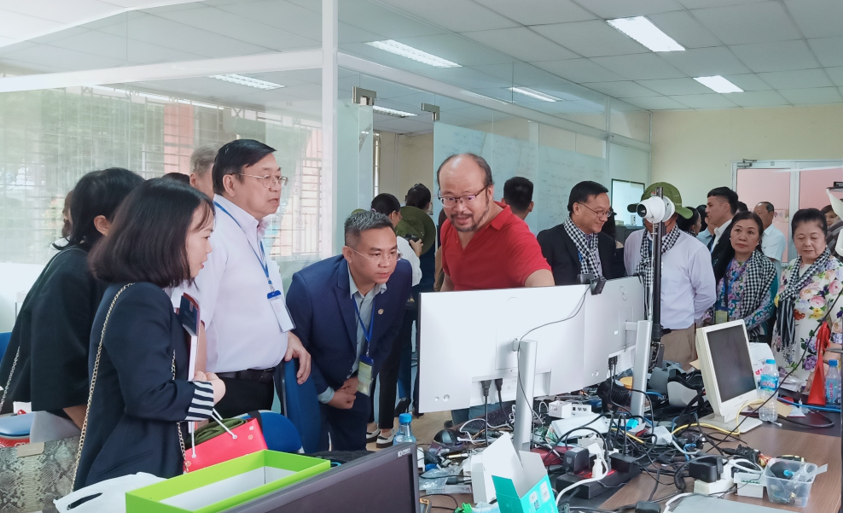 Tham quan và nghe giới thiệu các công nghệ đang được nghiên cứu tại công ty EduNet