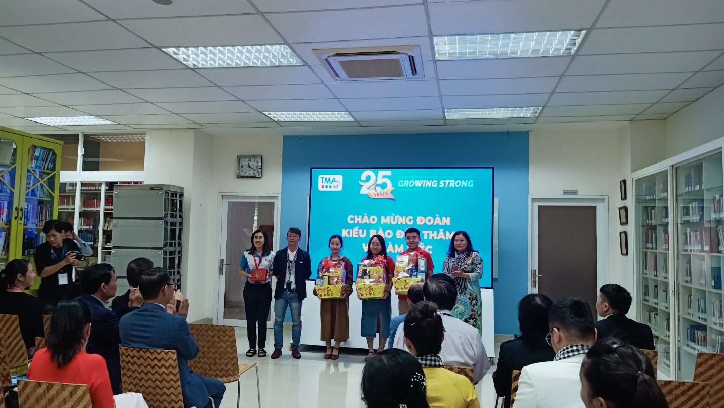 Đại diện đoàn đại biểu trao tặng những phần quà Tết cho các công đoàn viên có hoàn cảnh khó khăn