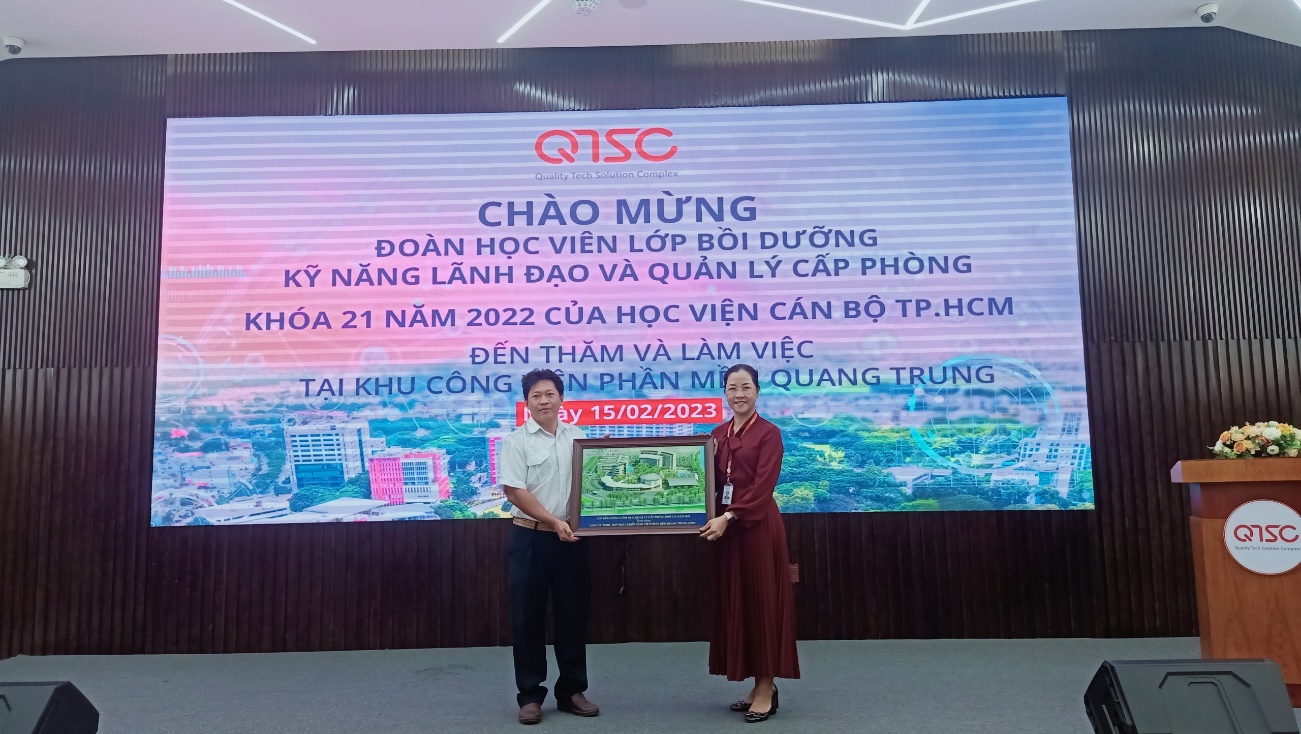 Đại diện đoàn tặng quà và chụp hình lưu niệm cùng đại diện ban lãnh đạo QTSC