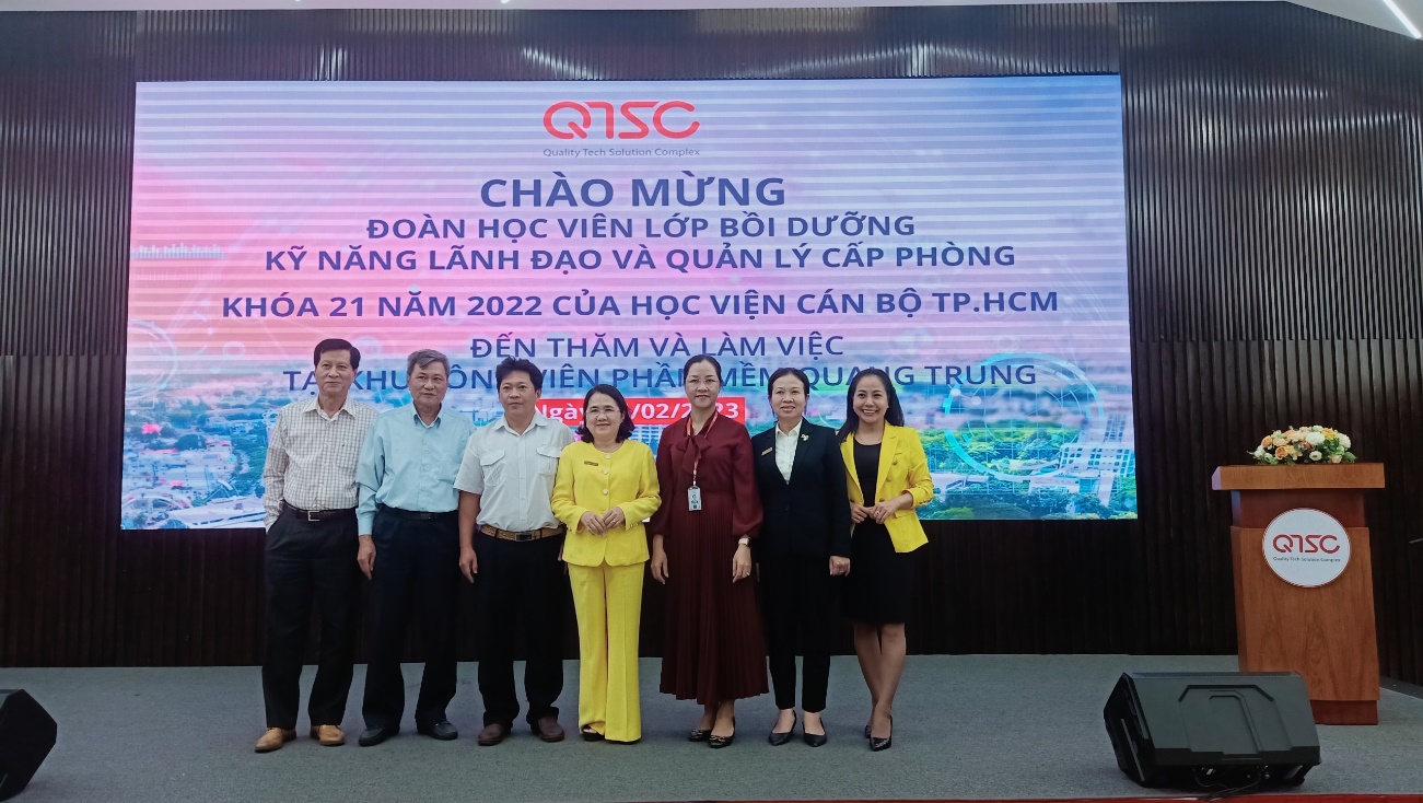 Đại diện đoàn tặng quà và chụp hình lưu niệm cùng đại diện ban lãnh đạo QTSC