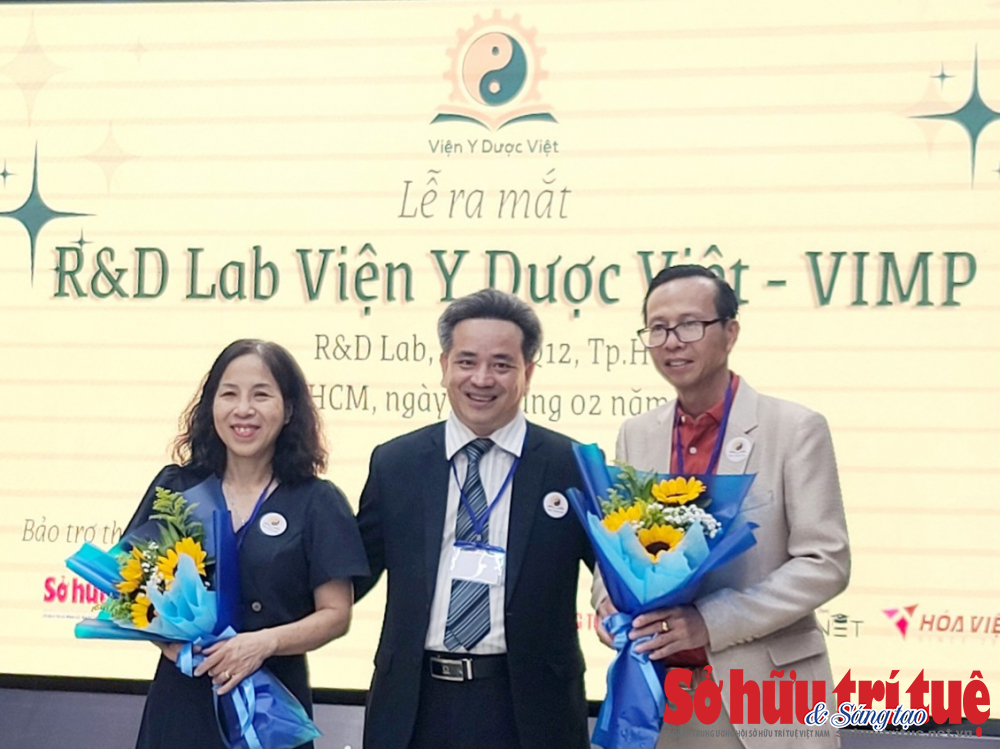 TS. BS. Thái Huy Phong (giữa) trao hoa và gửi lời cảm ơn đến PGS.TS Nguyễn Phương Dung (bên trái) và TBT Tạp chí Sở hữu Trí tuệ và Sáng tạo Lương Hoàng Hưng (bên phải).