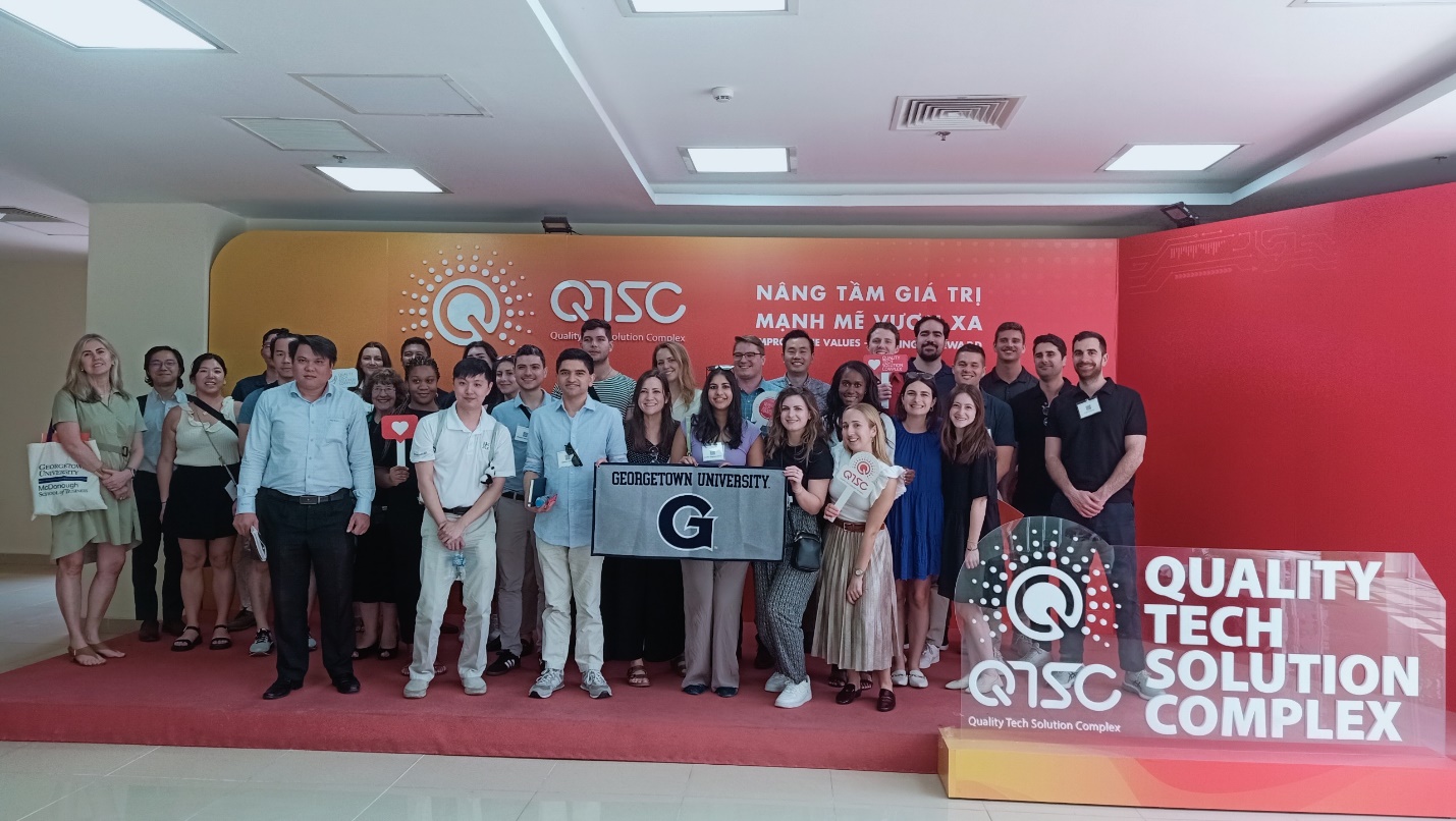 Georgetown University MBA students took souvenir photos at QTSC