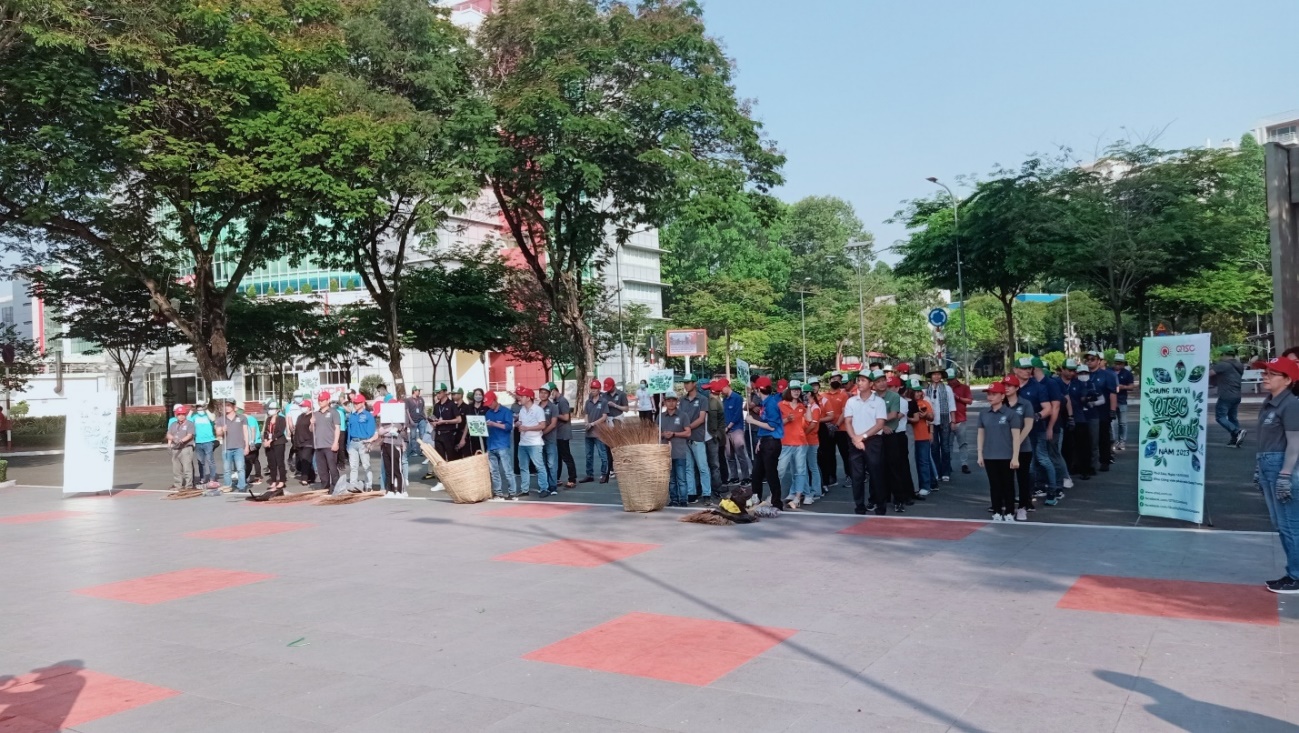 Participants were divided into 8 groups to carry out tree planting and cleaning in assigned areas