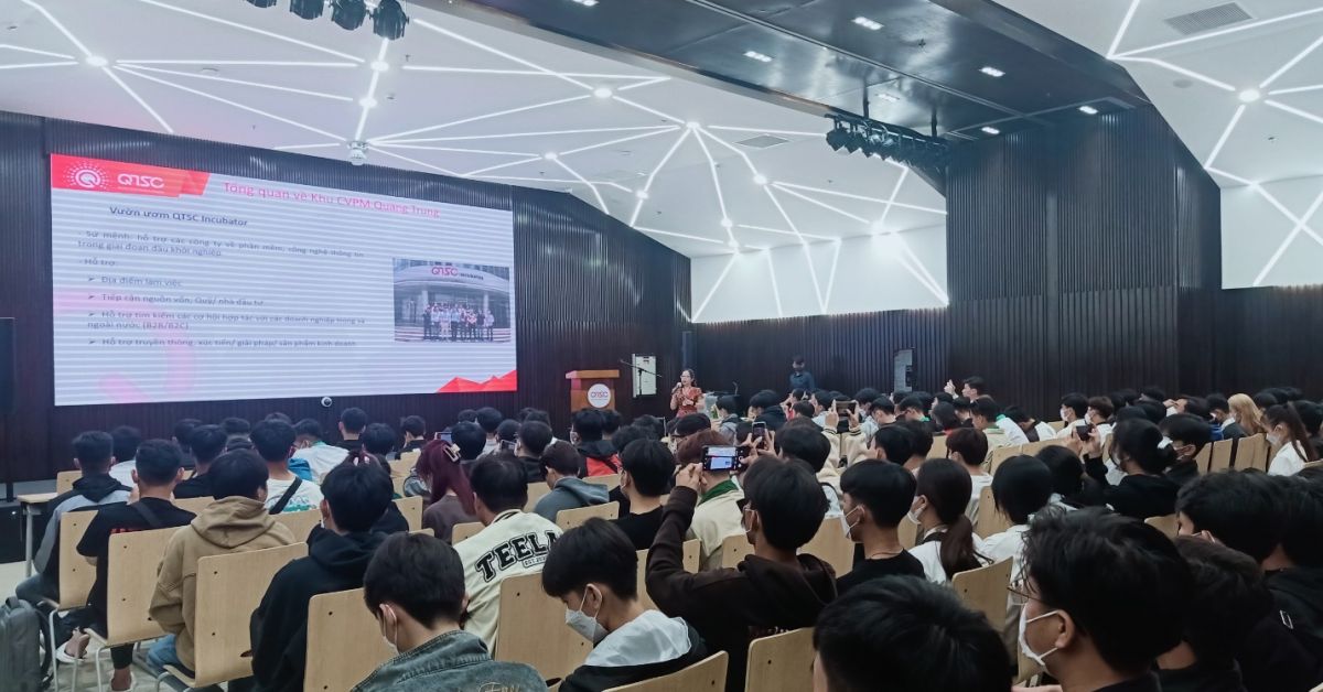 IT students of Can Tho College visited QTSC | QTSC