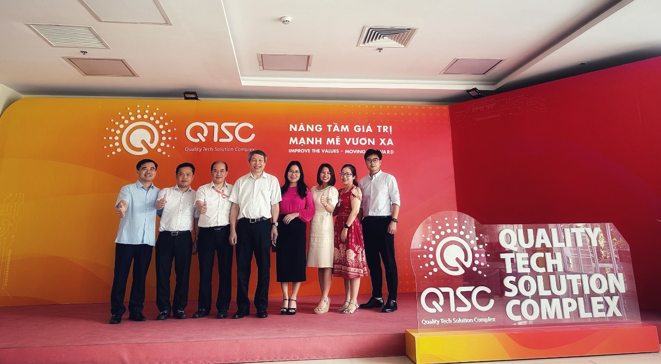 Cùng lãnh đạo QTSC chụp hình lưu niệm chuyến công tác