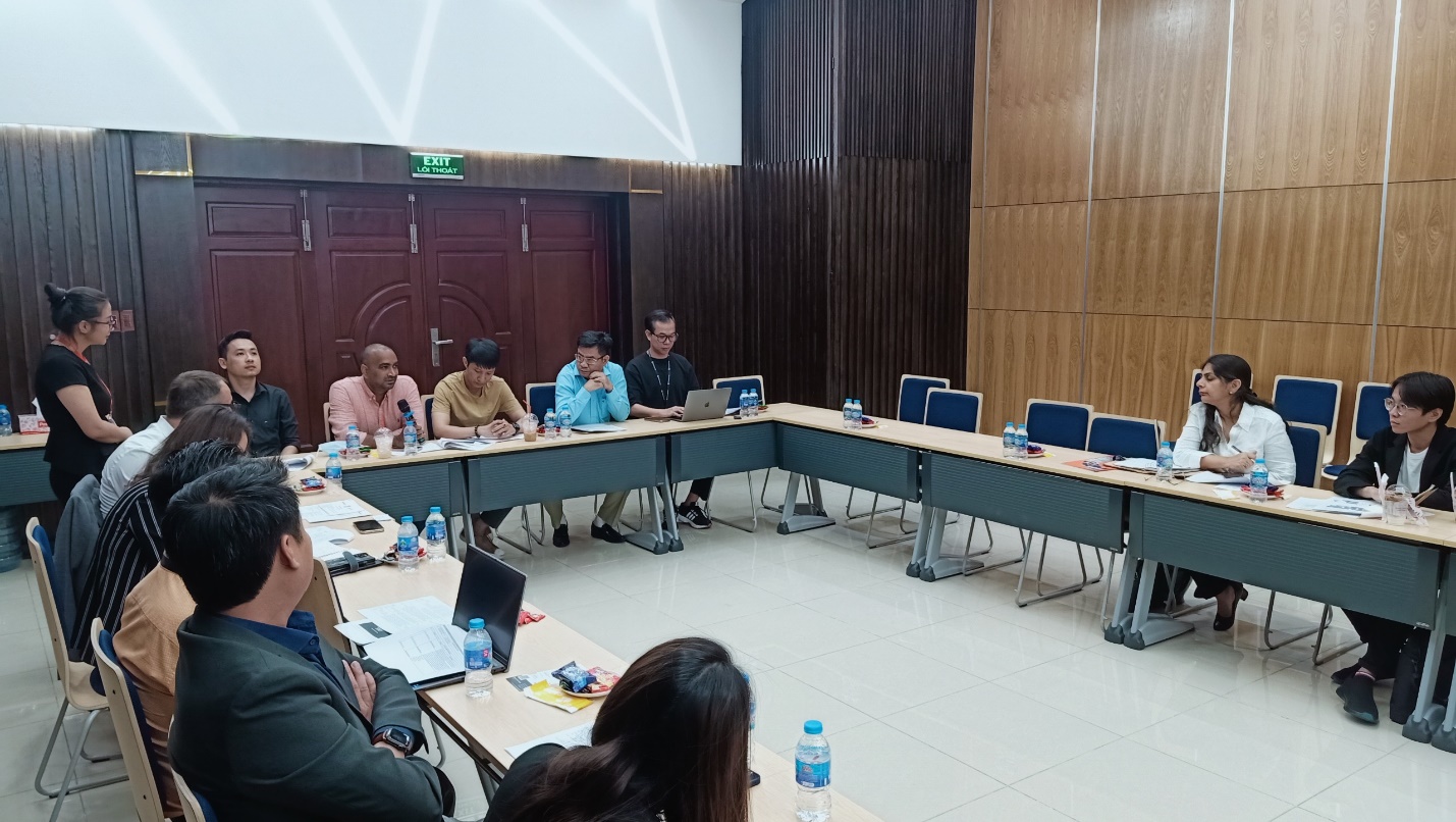 Các doanh nghiệp đặt câu hỏi thảo luận