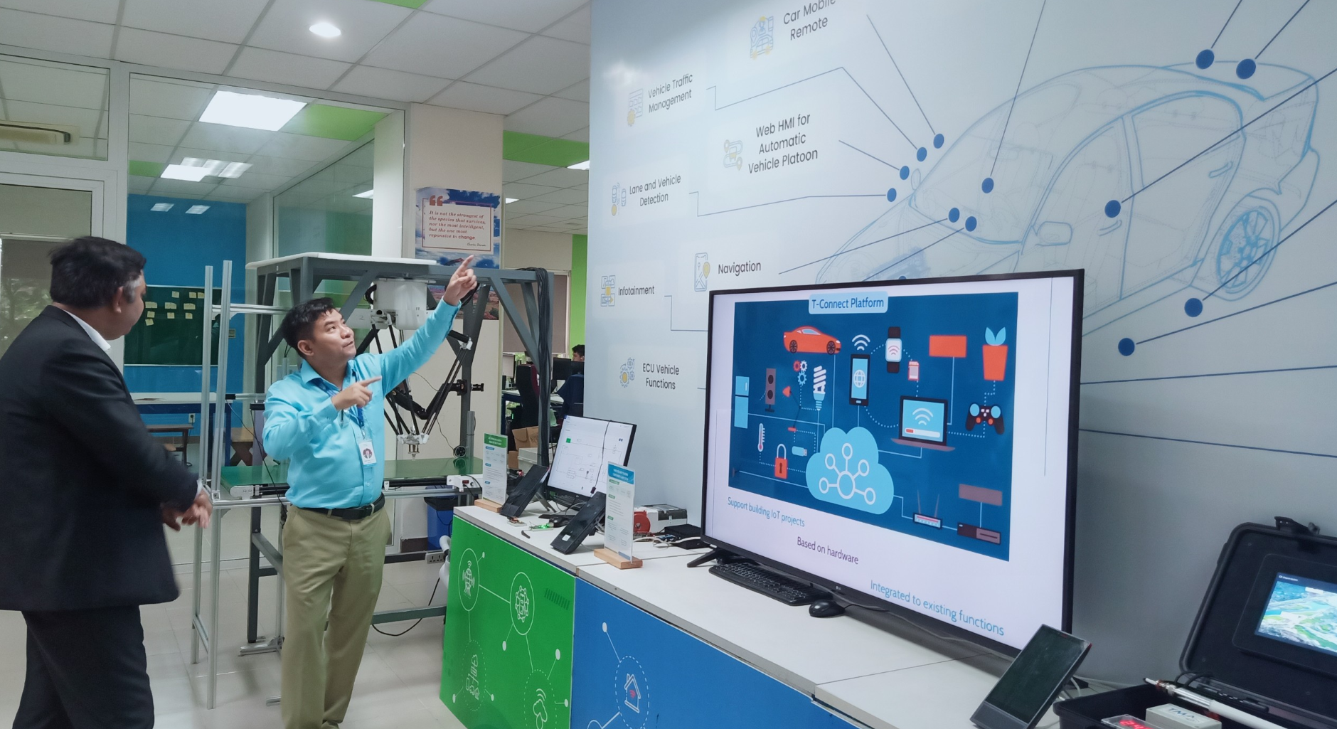 Nghe giới thiệu các sản phẩm, giải pháp công nghệ tại TMA Solutions