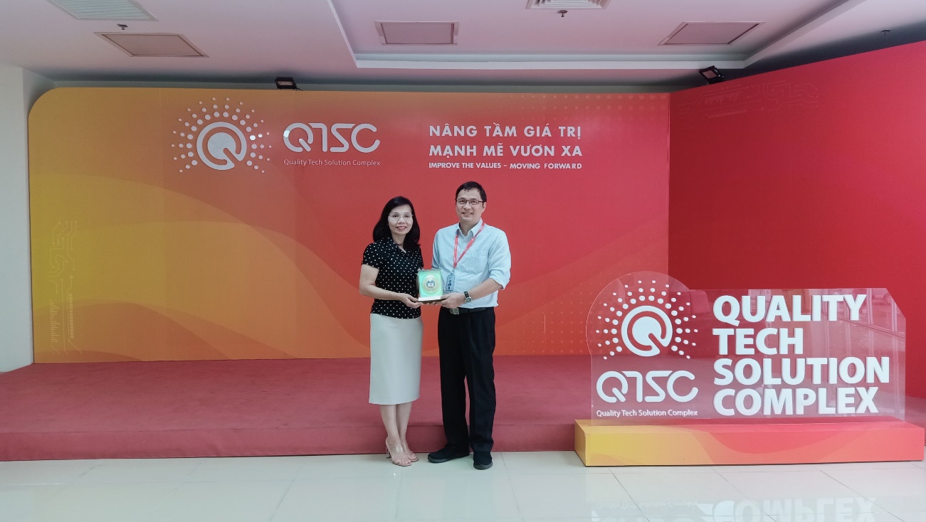 On behalf of delegation, Prof. Dr. Tran Thi Van Hoa presented a commemorative logo to Mr. Lam Nguyen Hai Long – QTSC CEO
