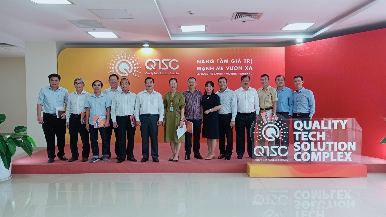 The delegation took souvenir photos at the main hall of QTSC Building 1