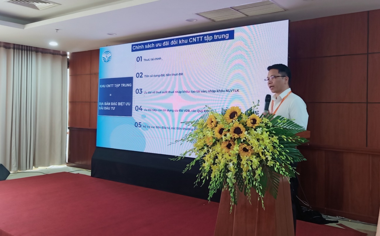 Ông Nguyễn Anh Tuấn, Phó Cục trưởng, Cục Công nghiệp Công nghệ thông tin và Truyền thông, Bộ Thông tin và Truyền thông trình bày nội dung “Phát triển Khu công nghệ số - Cơ hội đối với Hậu Giang và bài học khuyến nghị cho một số địa phương có điều kiện khó khăn”