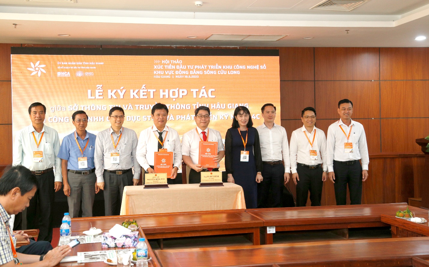 Ông Nguyễn Hồng Hài, Phó Giám đốc Sở Thông tin và Truyền thông tỉnh Hậu Giang và ông Hà Duy Bình, Chủ tịch HĐQT, Công ty TNHH Giáo dục STEM và Phát triển kỹ năng 4C ký kết về nội dung “Hợp tác trong phát triển ứng dụng công nghệ thông tin, đào tạo nguồn nhân lực công nghệ thông tin, nghiên cứu khoa học, ứng dụng nông nghiệp thông minh tại tỉnh Hậu Giang”