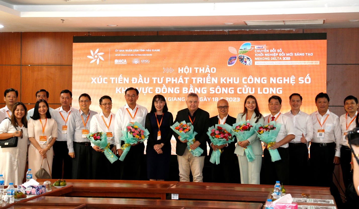 Diễn giả cùng các lãnh đạo khách mời chụp chung tấm hình lưu niệm tại hội thảo
