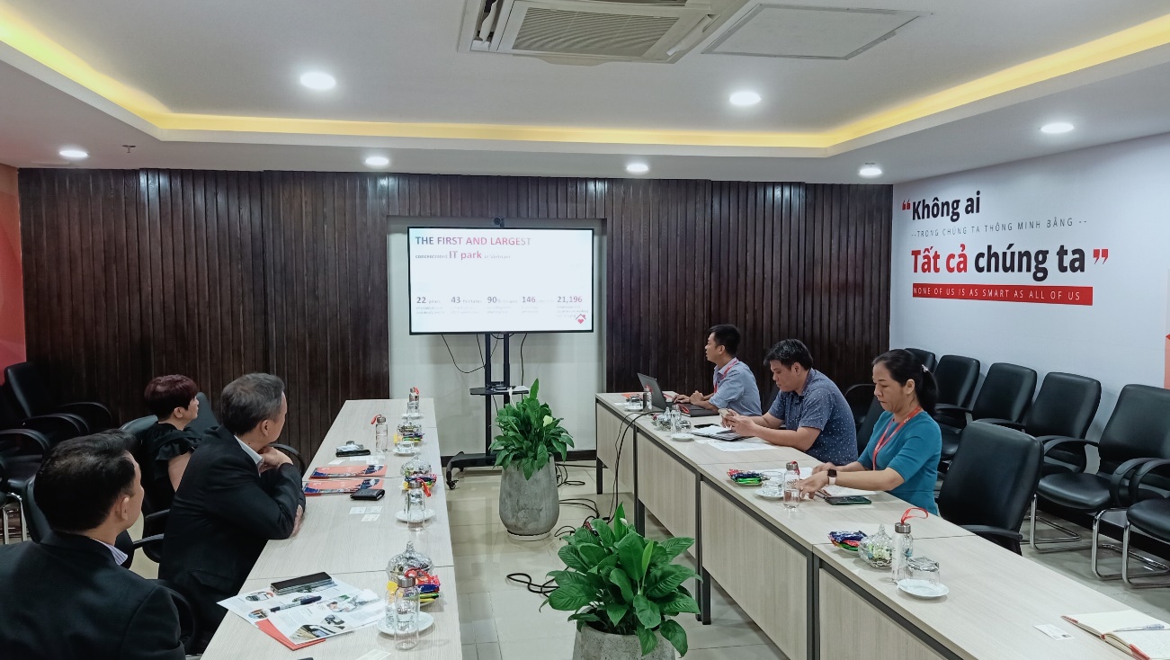 Đoàn nghe giới thiệu về mô hình hoạt động của QTSC