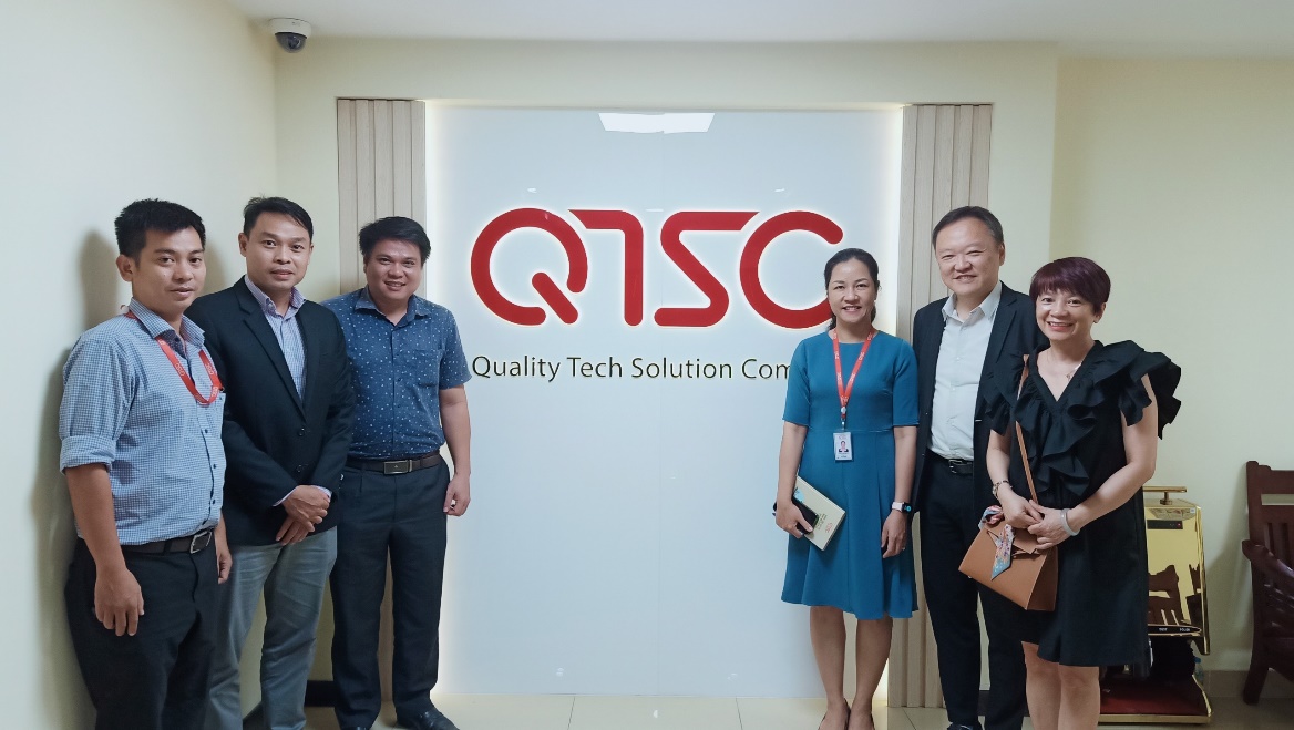 Chụp hình lưu niệm tại QTSC