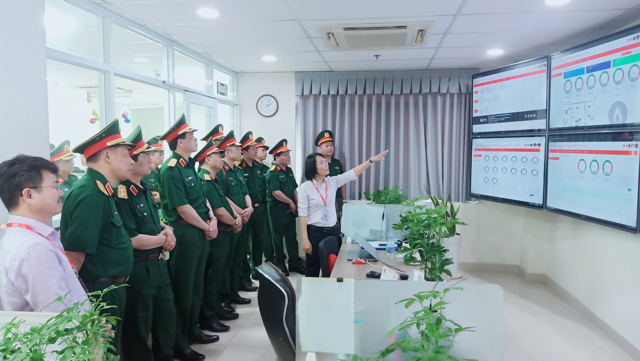 Đoàn tham quan và nghe giới thiệu tại QTSC IOC