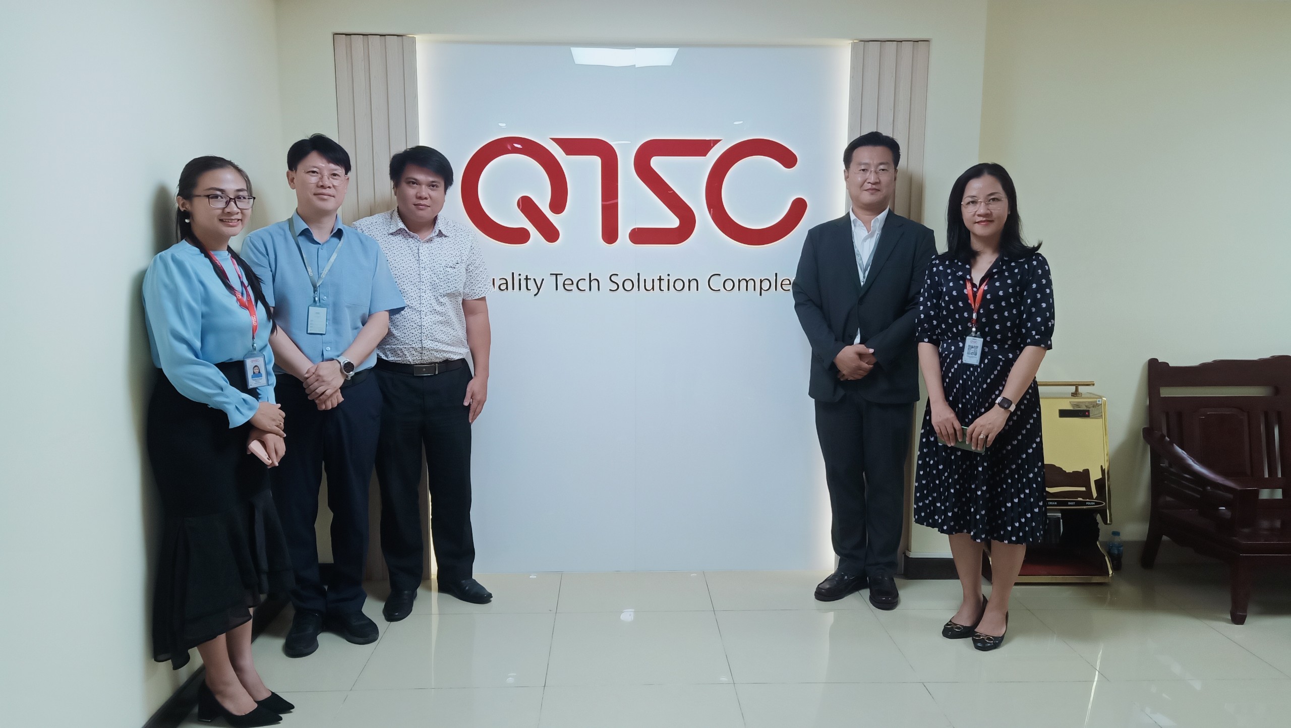 Đoàn GS E&C làm việc và chụp hình lưu niệm tại QTSC 
