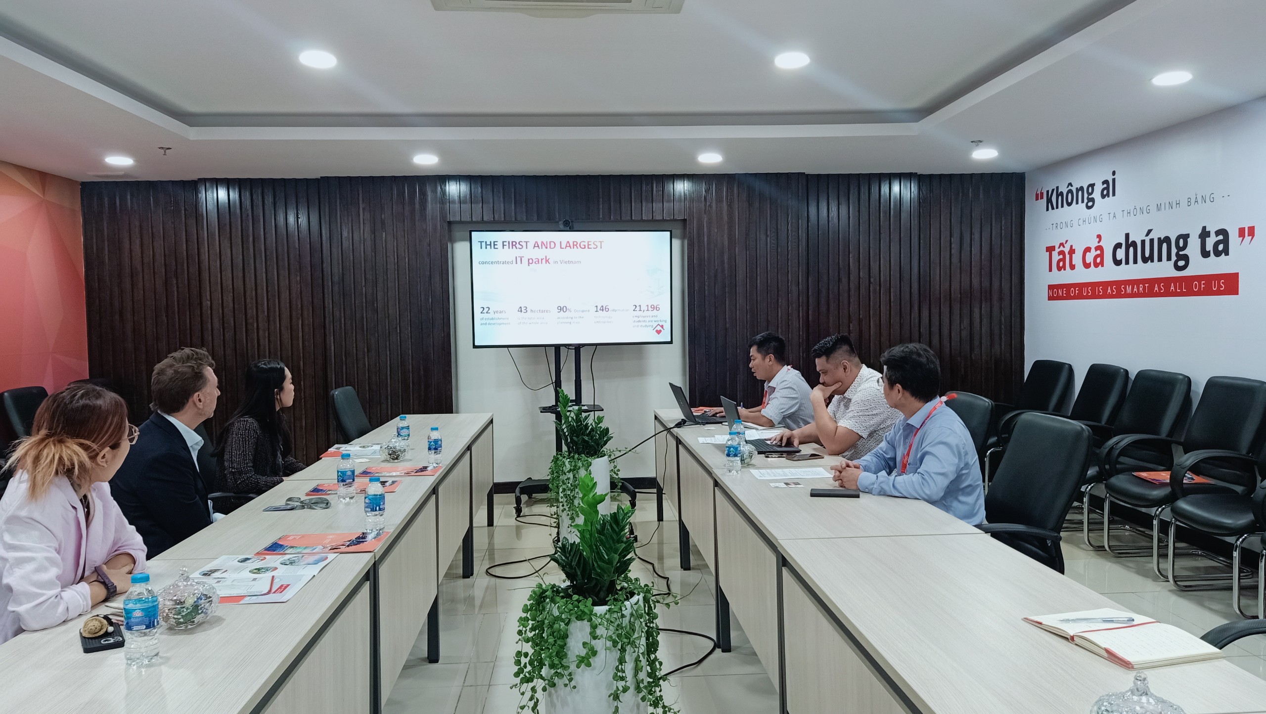 Đoàn nghe giới thiệu tổng quan về QTSC