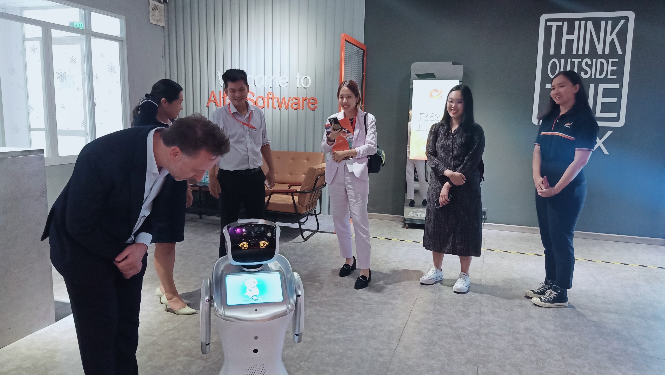 Tham quan và nghe giới thiệu về các sản phẩm, giải pháp công nghệ