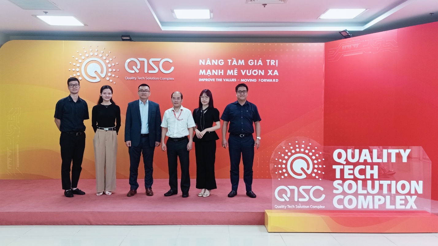 QTSC’s leader and delegates of the Ministry of Foreign Affairs taking souvenir photo