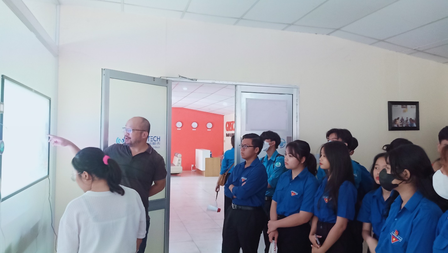 Nghe đại diện công ty A&A và Edunet giới thiệu giải pháp, công nghệ mới đang được nghiên cứu tại QTSC R&D Labs 1