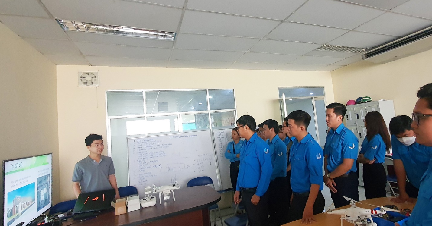 Nghe đại diện công ty A&A và Edunet giới thiệu giải pháp, công nghệ mới đang được nghiên cứu tại QTSC R&D Labs 1
