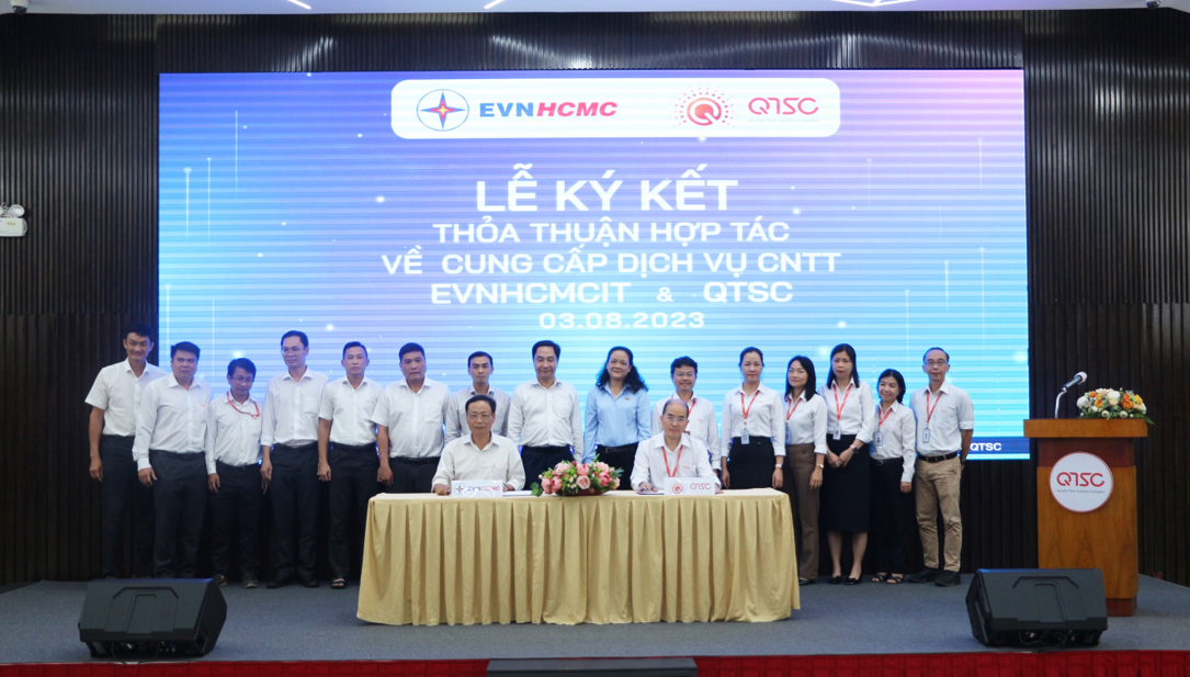 The representatives of the two parties, Mr. Le Vu Hoang – CEO of EVNHCMCIT and Mr. Vu Quang – Deputy CEO of QTSC, jointly signed the MOU on supplying IT services