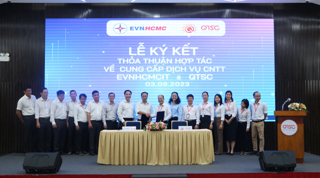 The representatives of the two parties, Mr. Le Vu Hoang – CEO of EVNHCMCIT and Mr. Vu Quang – Deputy CEO of QTSC, jointly signed the MOU on supplying IT services