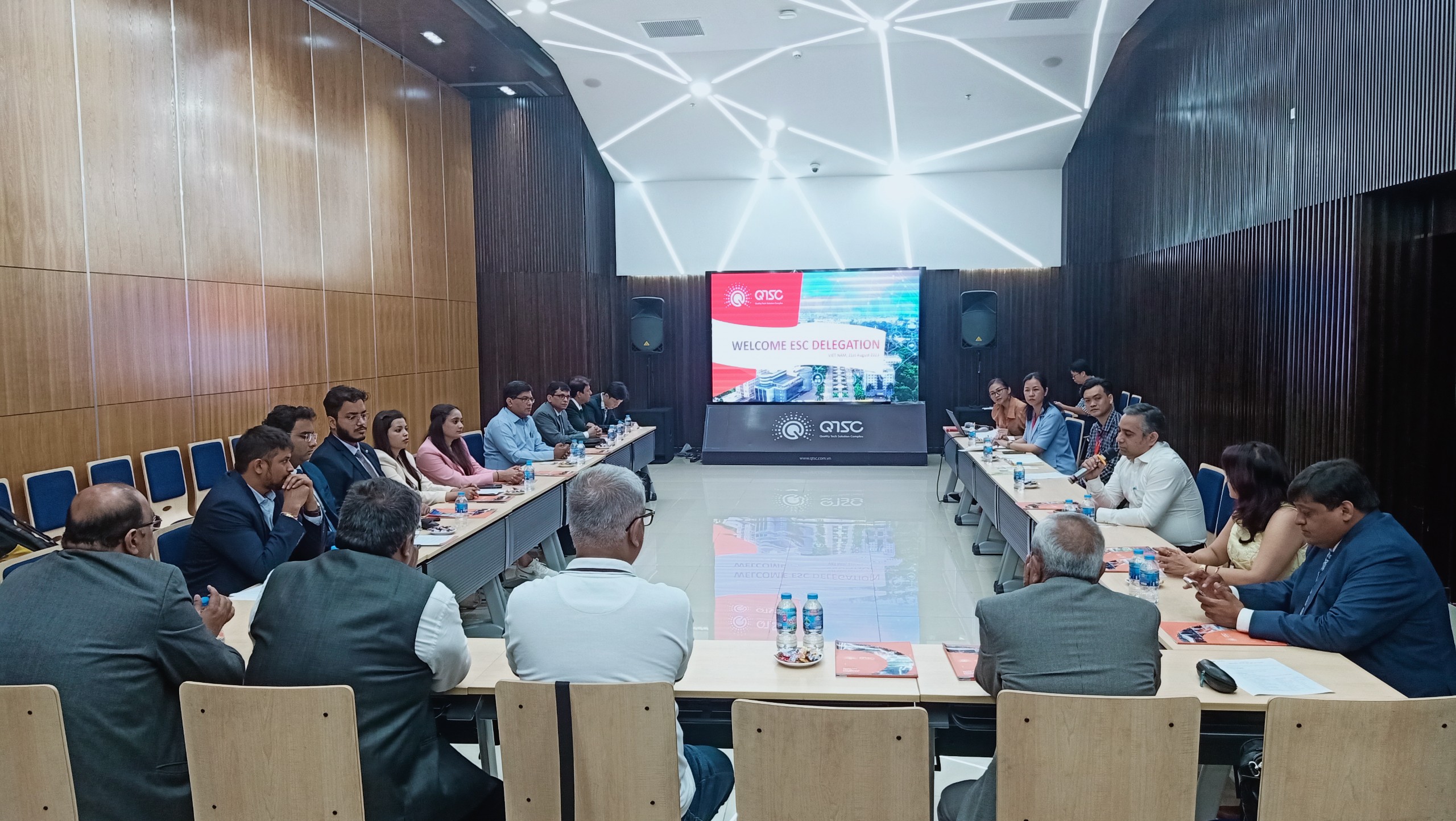 The delegation worked and discussed with QTSC