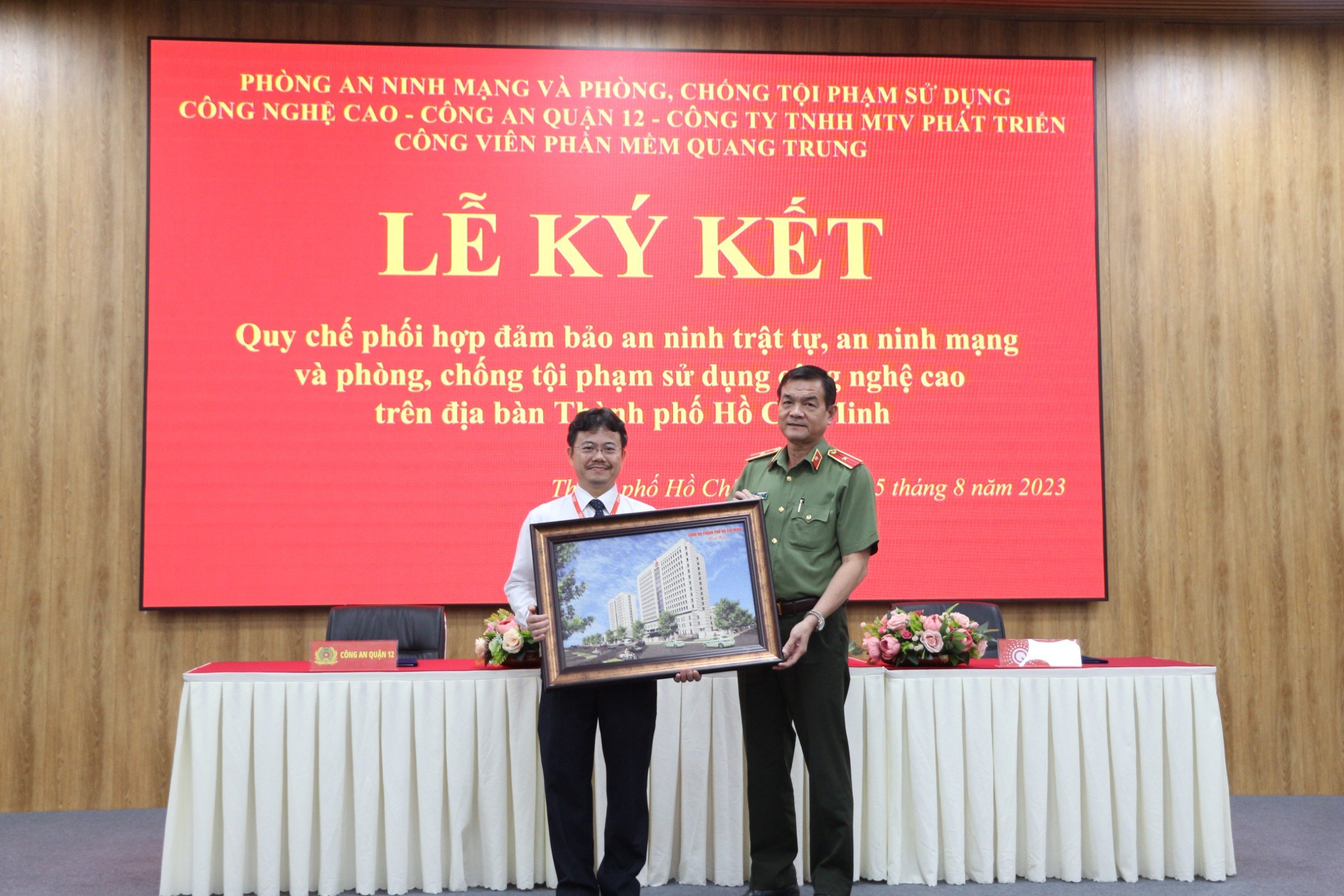 Thiếu tướng Lê Hồng Nam, Giám đốc CATP tặng quà lưu niệm cho lãnh đạo Công ty QTSC
