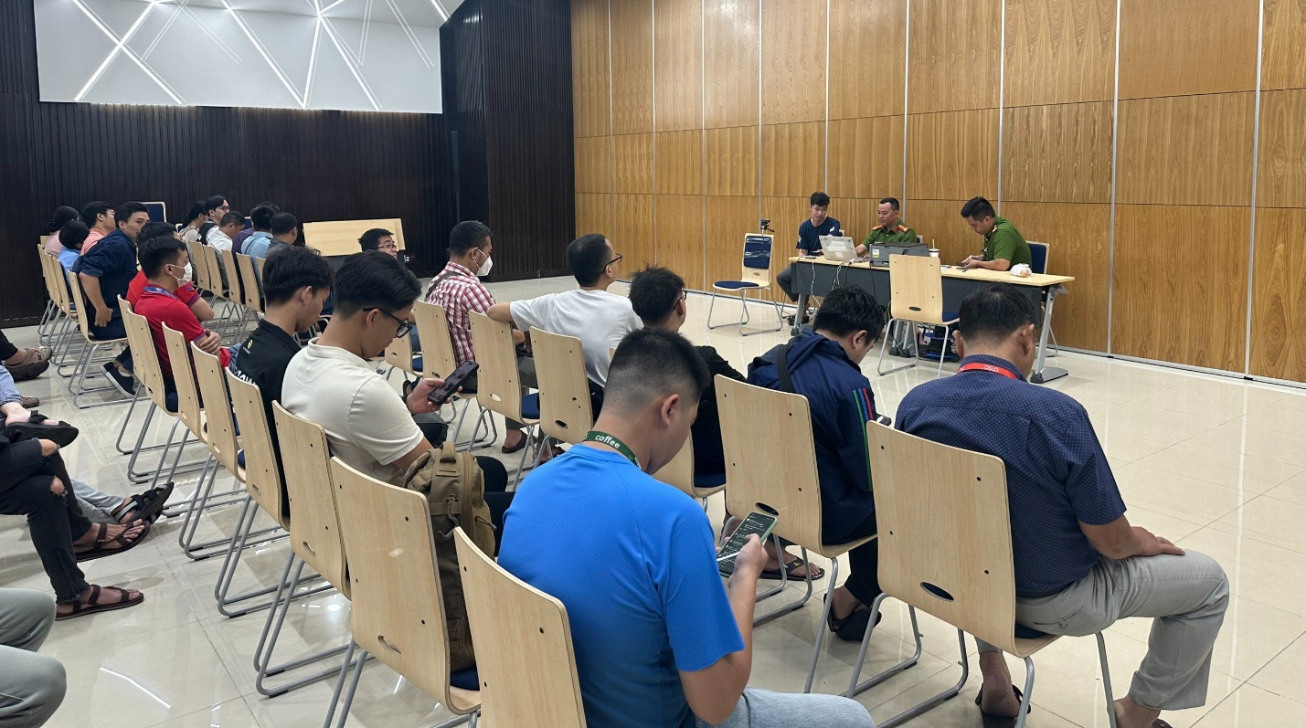 Hình ảnh thực hiện đăng ký tài khoản định danh điện tử mức 2 cho người lao động tại QTSC