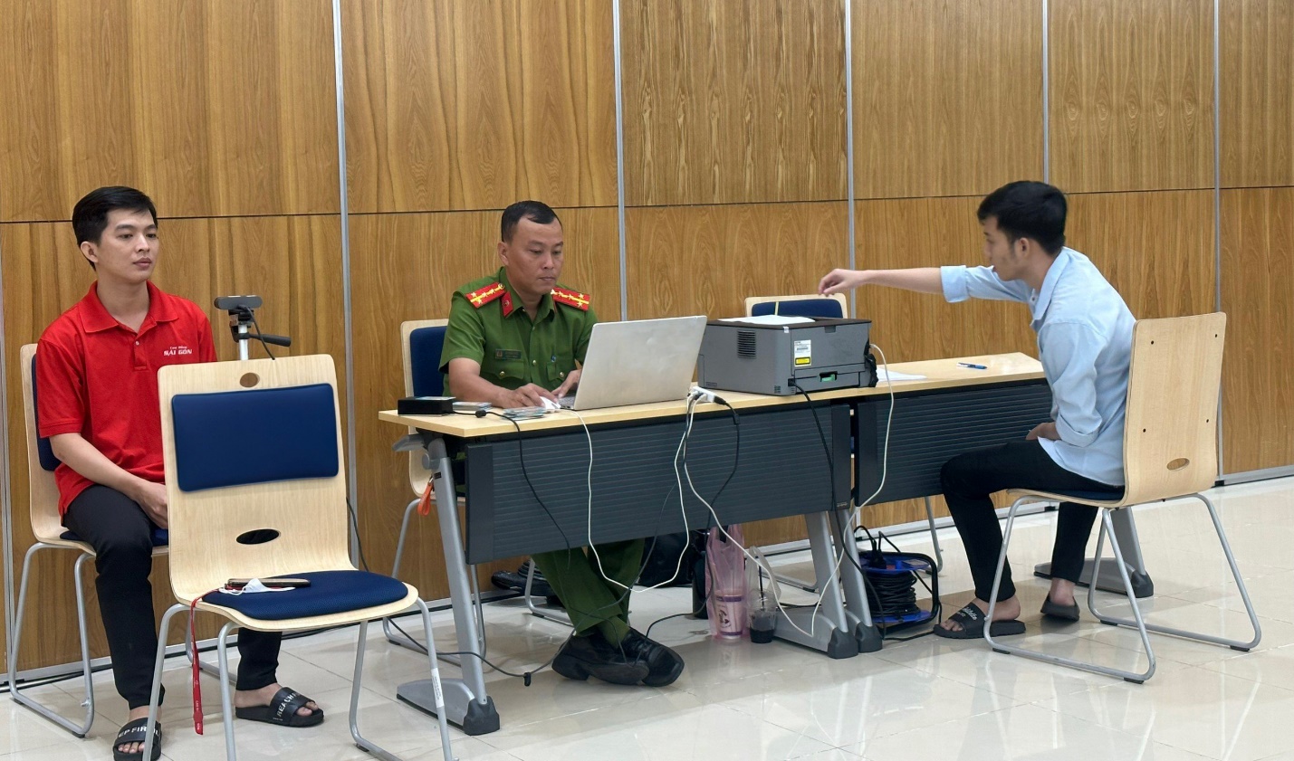 Hình ảnh thực hiện đăng ký tài khoản định danh điện tử mức 2 cho người lao động tại QTSC