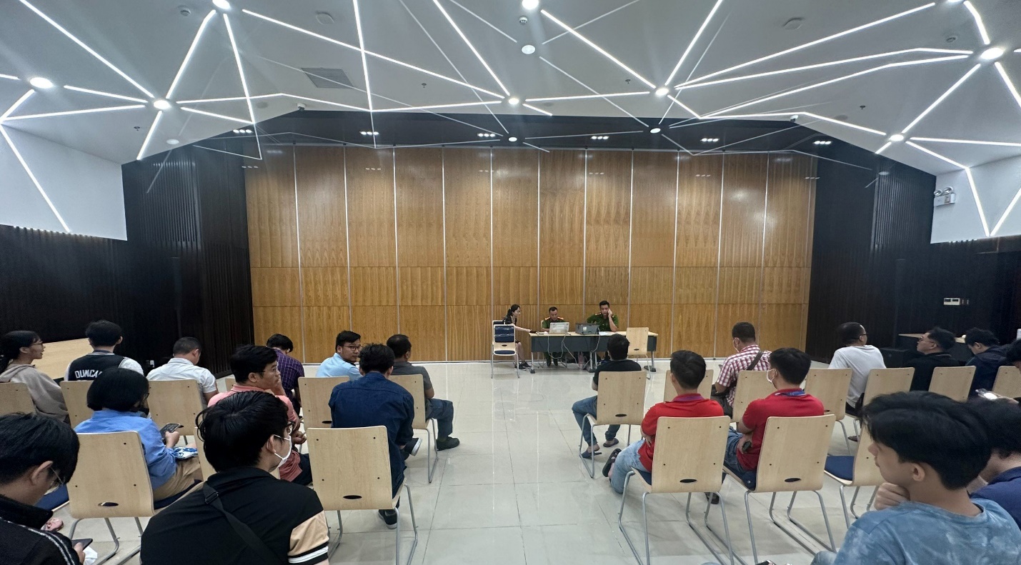 Hình ảnh thực hiện đăng ký tài khoản định danh điện tử mức 2 cho người lao động tại QTSC
